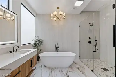 1900 Glenview Drive Primary Bathroom