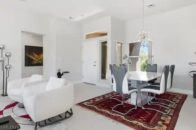 10508 Findlay Avenue Living Room