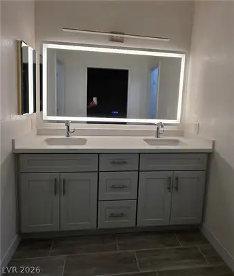 3640 Valley Drive Primary Bathroom