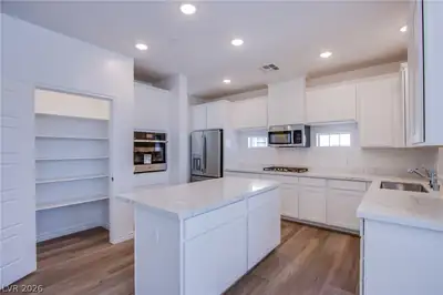 2555 Hampton Road 8201 Kitchen