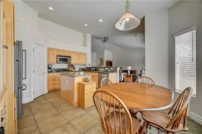 2201 Double Tree Avenue Dining Area
