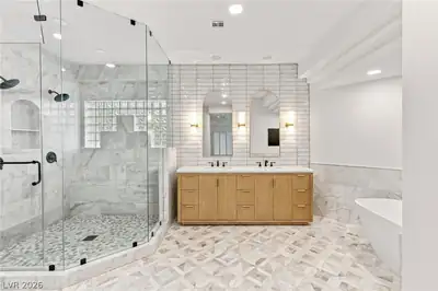 8901 Robinson Ridge Drive Primary Bathroom