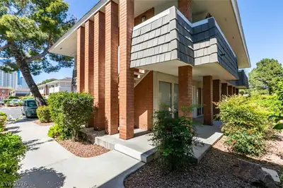 714 Oakmont Avenue 1104 Entry