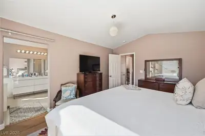 1701 Drifters Peak Street Primary Bedroom