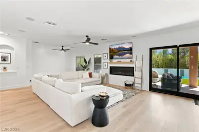 3789 Via Di Girolamo Avenue Living Room