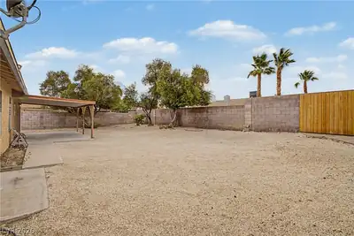6258 Bayview Circle Yard