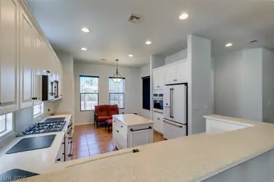 541 MOUNTAIN LINKS Drive Kitchen