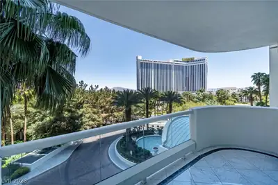 2857 Paradise Road 404 Balcony