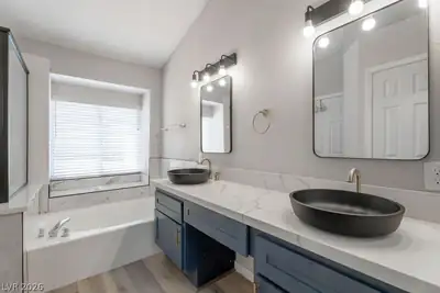 1735 Navarre Lane Primary Bathroom