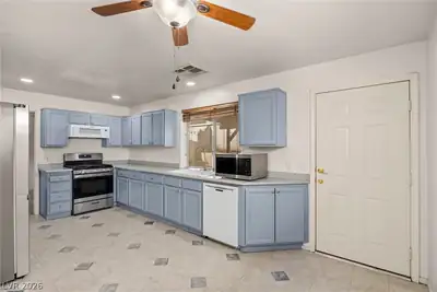 1717 Klamath Falls Way Kitchen
