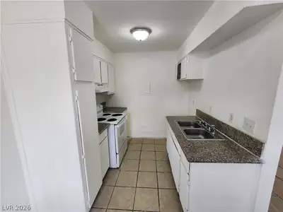 2513 Cedar Avenue Kitchen
