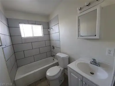 2513 Cedar Avenue Bathroom