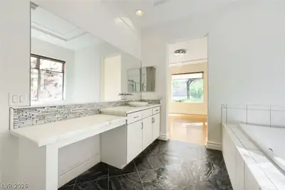 6 Lago Turchino Court Primary Bathroom