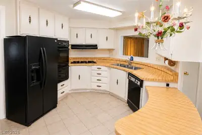4556 Royal Ridge Way Kitchen