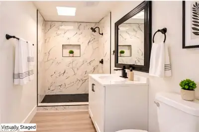 2206 East Oakey Boulevard Bathroom
