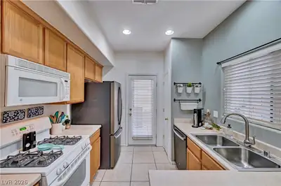 9785 Spinnaker Creek Avenue Kitchen