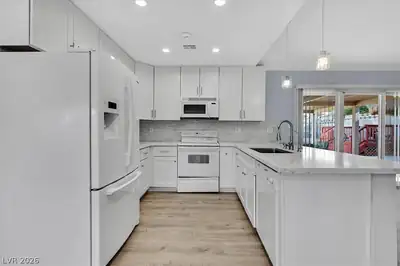 3864 Alice Lane Kitchen