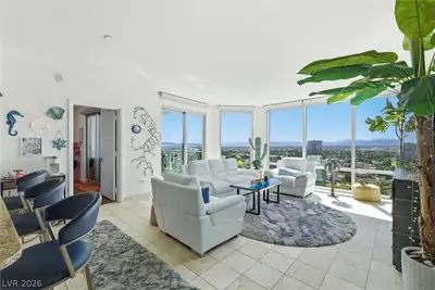 322 Karen Avenue 1802 Living Room