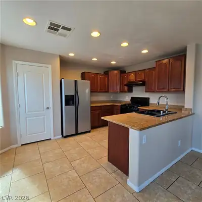 9333 Harbor Stream Avenue Kitchen