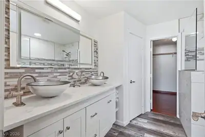 1608 Knoll Heights Court Primary Bathroom