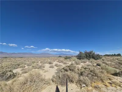 4221 North Leslie Street Lot