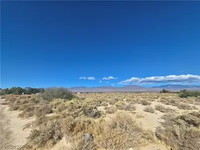 4221 North Leslie Street Lot