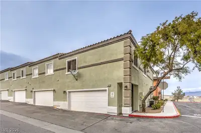 10450 Gold Shadow Avenue Garage