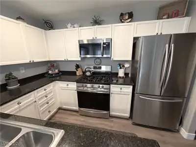 9012 Embroidery Avenue Kitchen