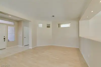 431 VINEWOOD Court Living Room