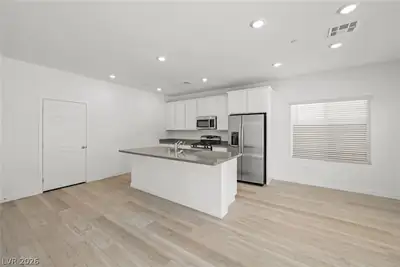 3386 Dancing Waters Street Kitchen