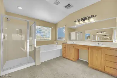 212 Belle Isle Court, Henderson, NV 89012 Primary Bathroom