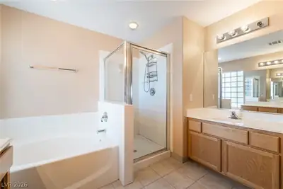 884 Sweeping Vine Avenue Primary Bathroom