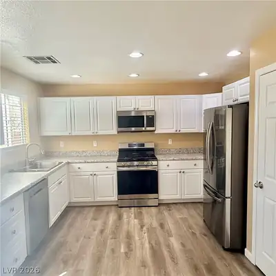 10437 Concetta Avenue Kitchen