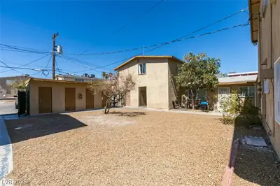 3811 Daisy Street 35 Courtyard