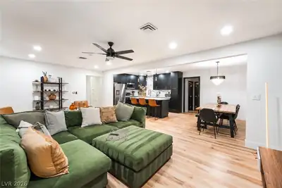 31 Jade Circle Living Room