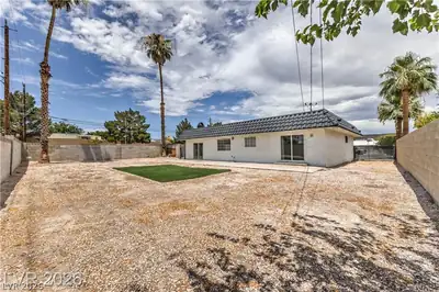 3811 Tumbleweed Avenue Yard