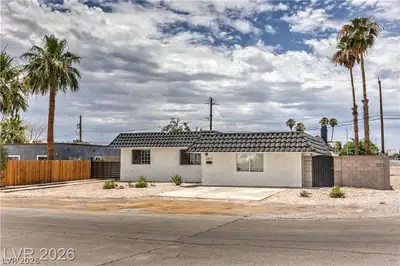 3811 Tumbleweed Avenue Front of Structure