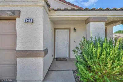 737 Red Bark Lane Entry