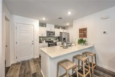 989 Appian Way Kitchen