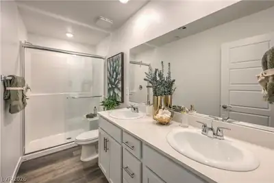 989 Appian Way Primary Bathroom
