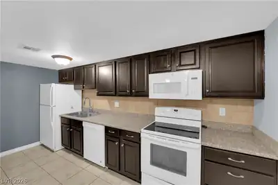 5242 River Glen Drive 439 Kitchen