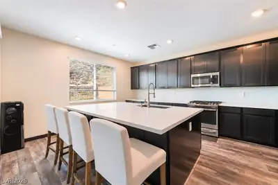 37 Strada Moscato Kitchen