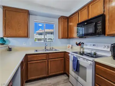 2240 Highpointe Drive 201 Kitchen