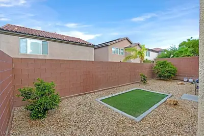 2612 Seurat Terrace Yard