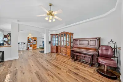 3751 South Mariposa Avenue Living Room