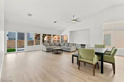 9174 Weeping Hollow Avenue Living Room