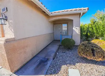 10900 Calistoga Springs Court Entry