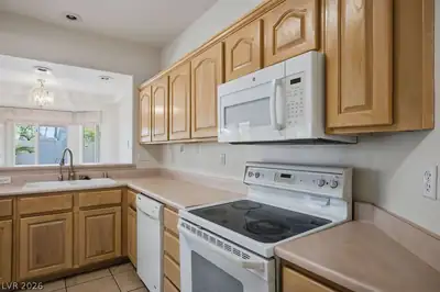10129 Cresent Creek Drive, Las Vegas, NV 89134 Kitchen