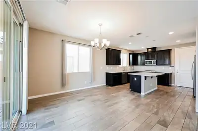 9940 Sunriver Meadows Avenue Kitchen