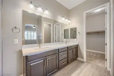617 Comodo Street Primary Bathroom